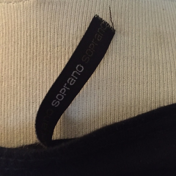 🖤 Cold Shoulder, Hot Look 🖤 Black Cold Shoulder Top – Size L 😏🔥💃 - Picture 4 of 8